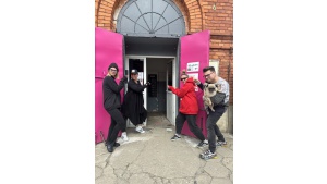 Majówka z modą za różowymi drzwiami – weekend otwartych pracowni w OFF Biuro prasowe